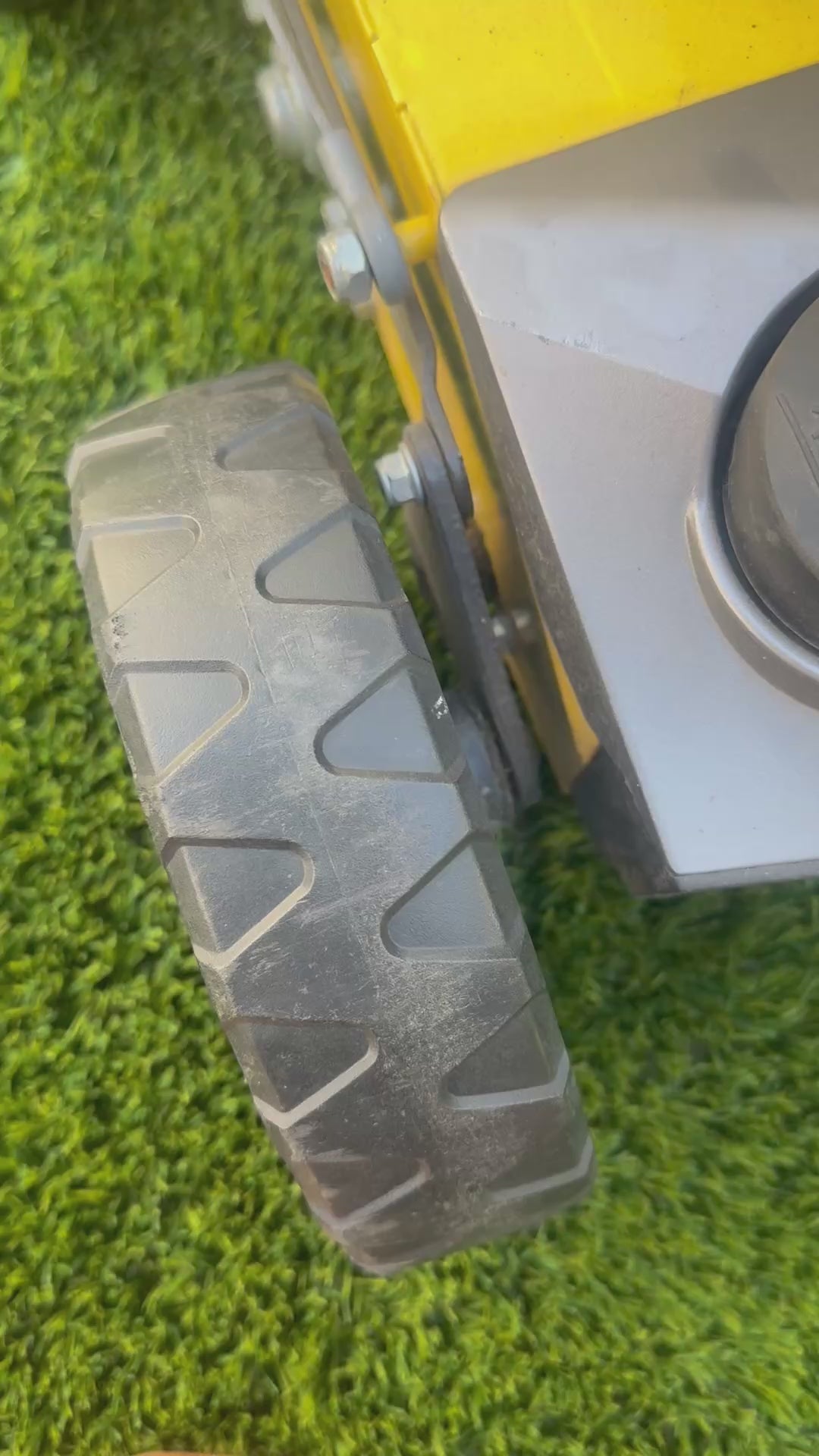 Sweeper adjustment for Underneth 602W Artificial Lawn Sweeper