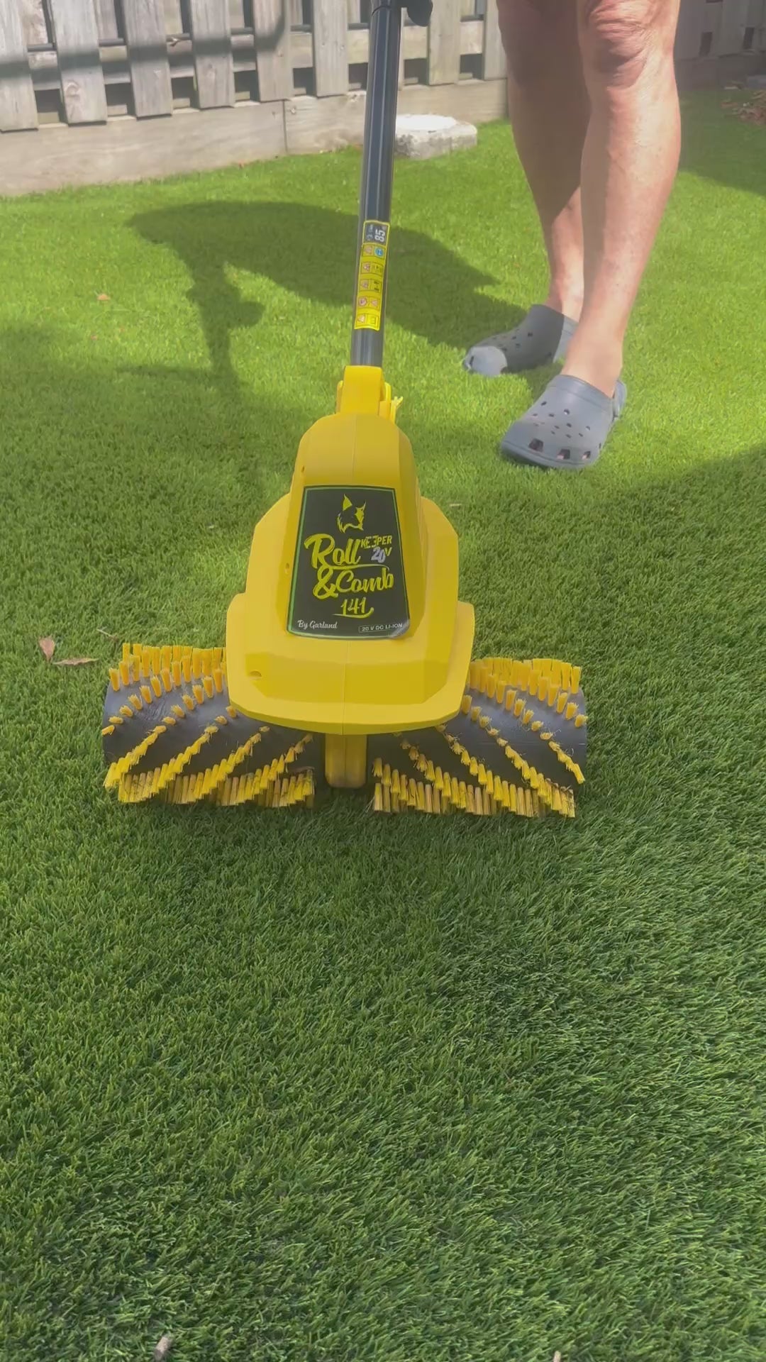 141W Artificial Lawn Sweeper In yard sweeping with my Feet